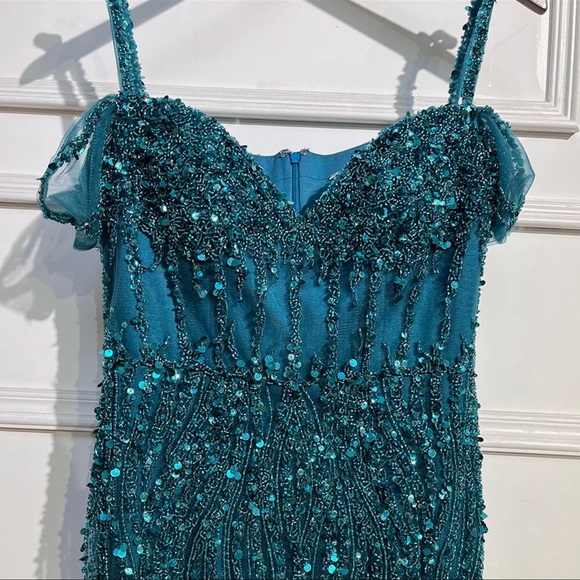 BRAND NEW EMERALD GREEN FEATHER GOWN🔥😍 - Picture 2 of 8